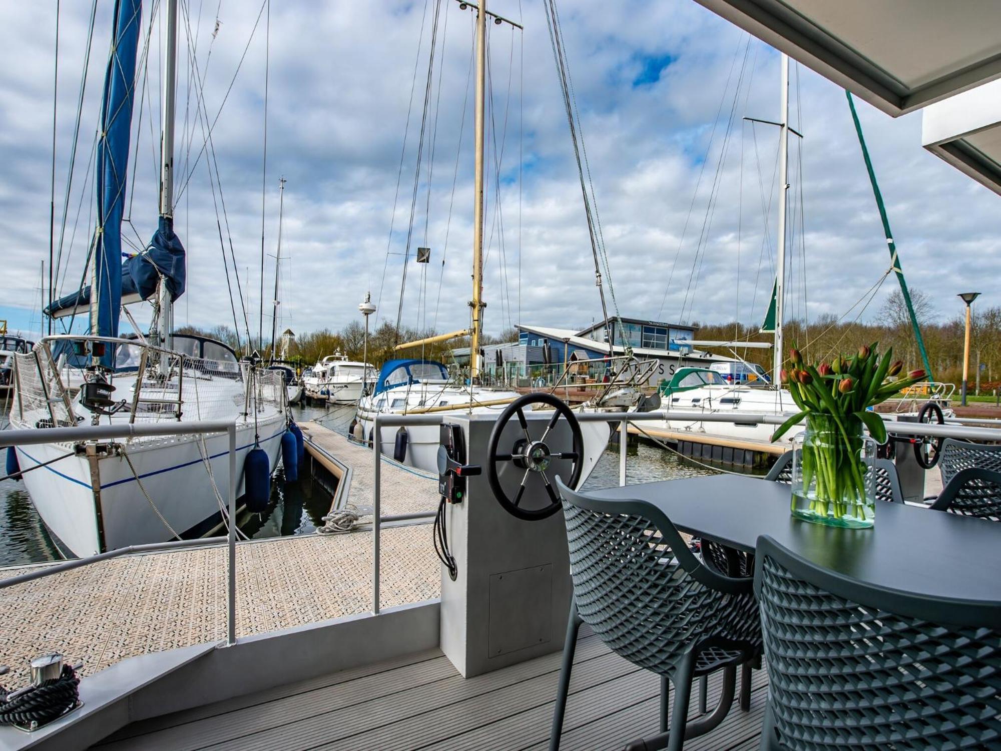 Waterlodge Blue Lagoon On A Jetty For 4 People Kamperland Exterior photo